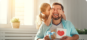 Vater wird von Kind beschenkt
